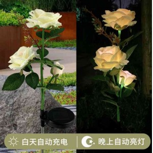 Трансграничные наружные солнечные фонари Rose 3 головы с видом на газон