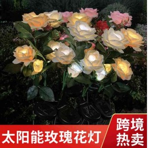 Трансграничные наружные солнечные фонари Rose 3 головы с видом на газон