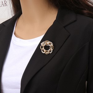 Crown with silk scarf button brooch Women&#039;s hem knotting clasp dual-use women&#039;s brooch T-shirt scarves accessories Corner button